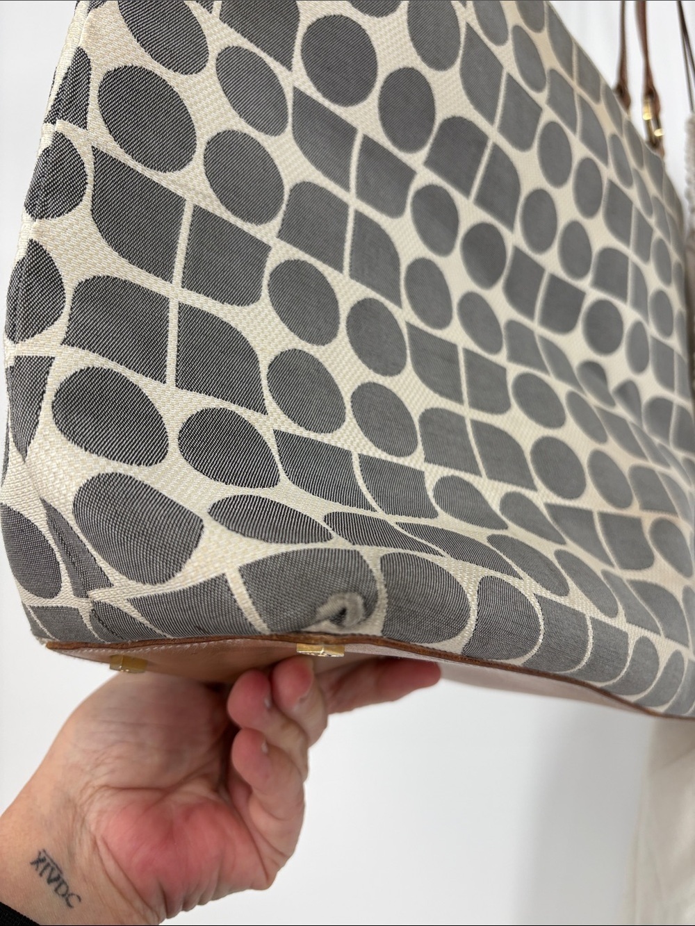 🗄️ kate spade Black & Cream Geometric Canvas Tote with Brown Leather Handles - Picture 5 of 11